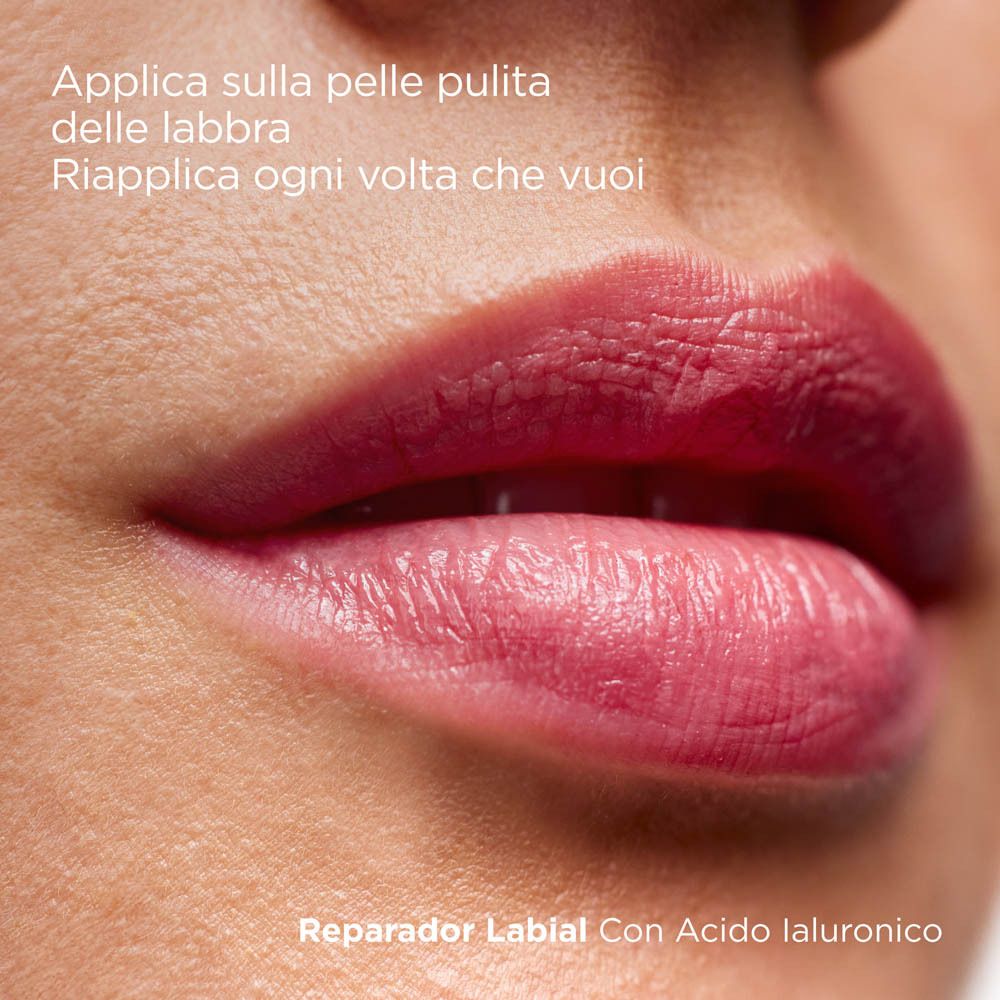 Lippen mit rosa Lippenstift. Text: Auf saubere Haut auftragen, bei Bedarf wiederholen.