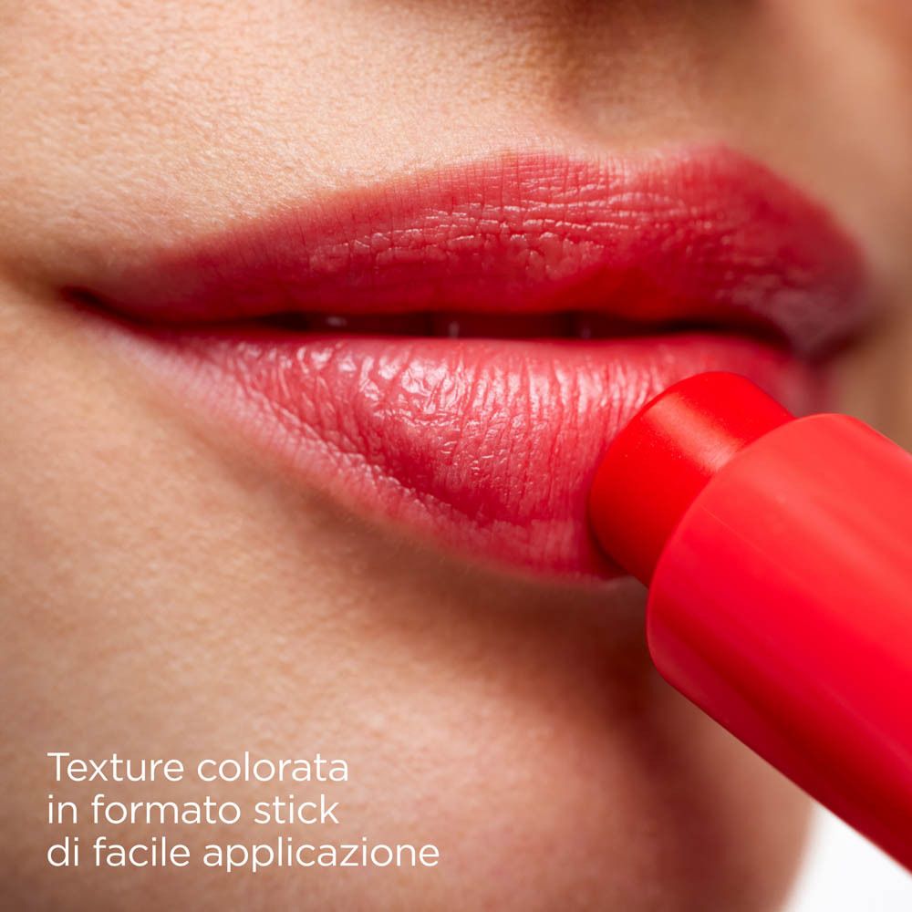 Lippen mit roter Farbe. Lippenstift wird aufgetragen.