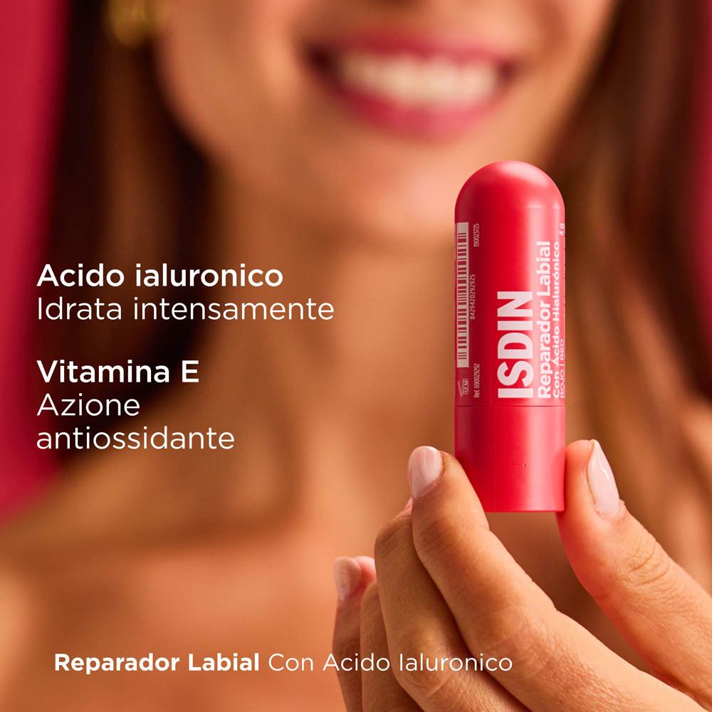 Lippenpflegestift in Hand. Text mit Produktinformationen.