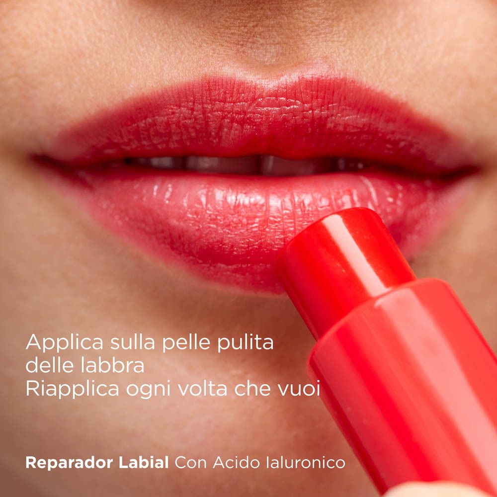 Lippen mit Lippenstift. Lippenstift wird aufgetragen.