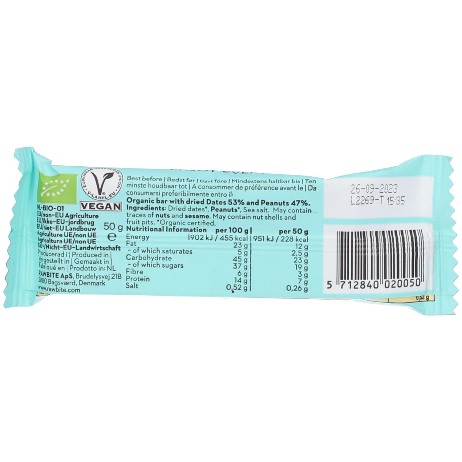 Retro della confezione Raw Bite Peanut. Contiene informazioni nutrizionali, ingredienti e certificazioni. Sfondo azzurro.