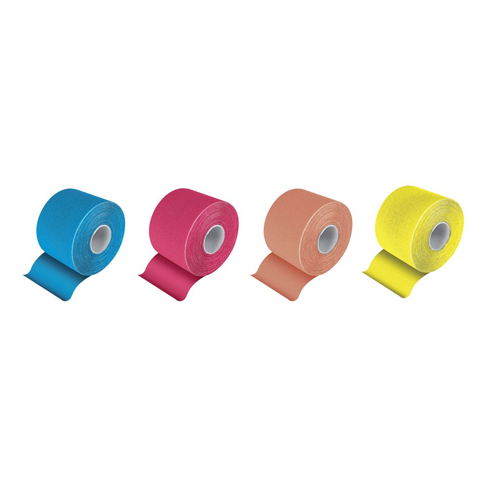 Quattro rotoli di kinesiotaping, blu, rosa, beige e giallo. Ogni rotolo ha un'estremità srotolata.