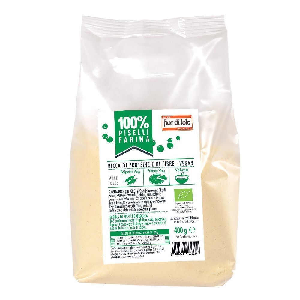 Confezione trasparente con etichetta verde. Scritta: 100% Piselli Farina, Fior di Loto. Testo: Ricca di proteine e di fibre. Marchio biologico.