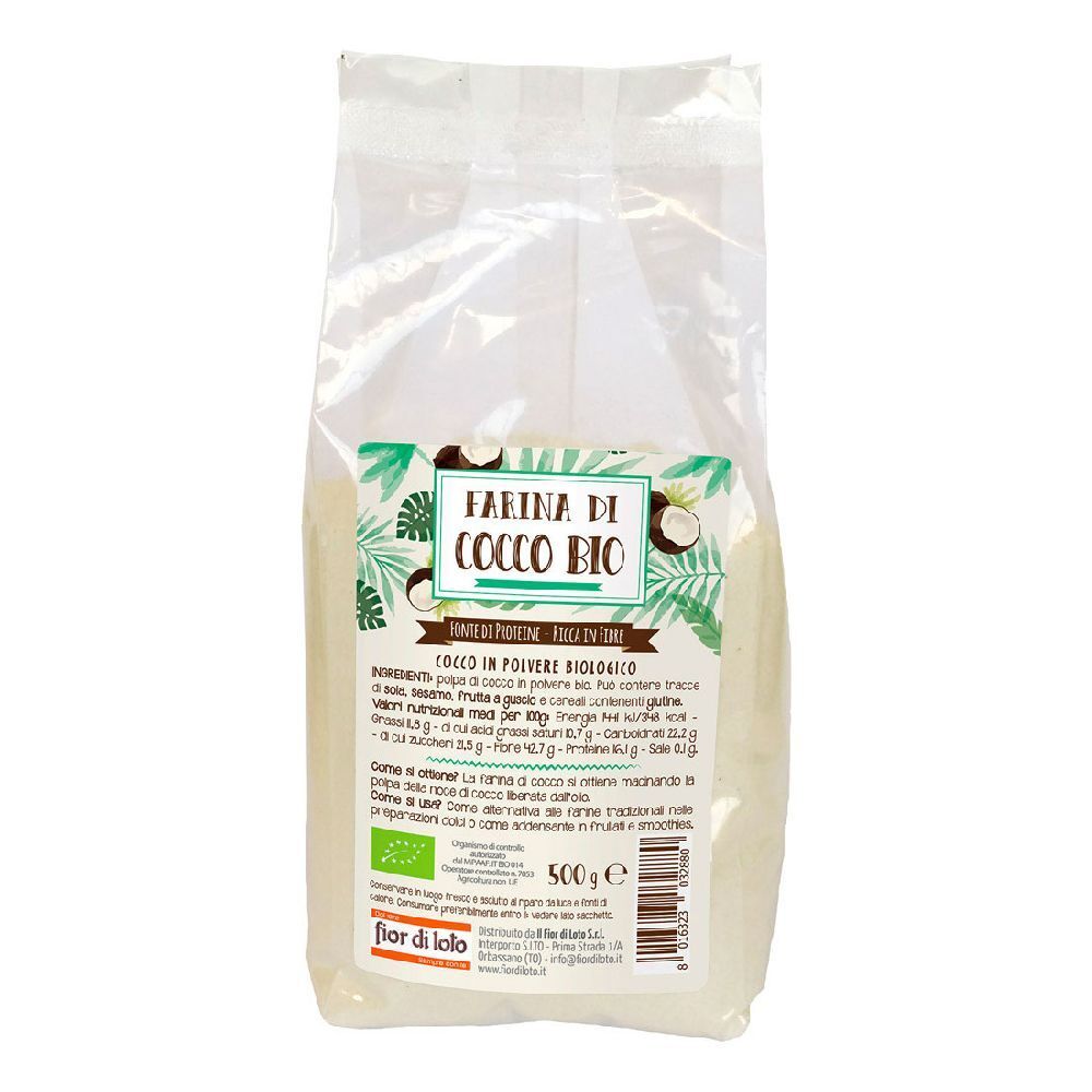 Sacchetto trasparente con polvere bianca. Etichetta con testo: Farina di Cocco Bio, 500g, certificazione bio. Marchio: Fior di Loto.