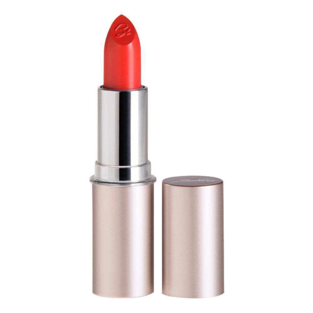 Rossetto rosso con astuccio argentato e cappuccio aperto. Il rossetto ha una punta smussata.