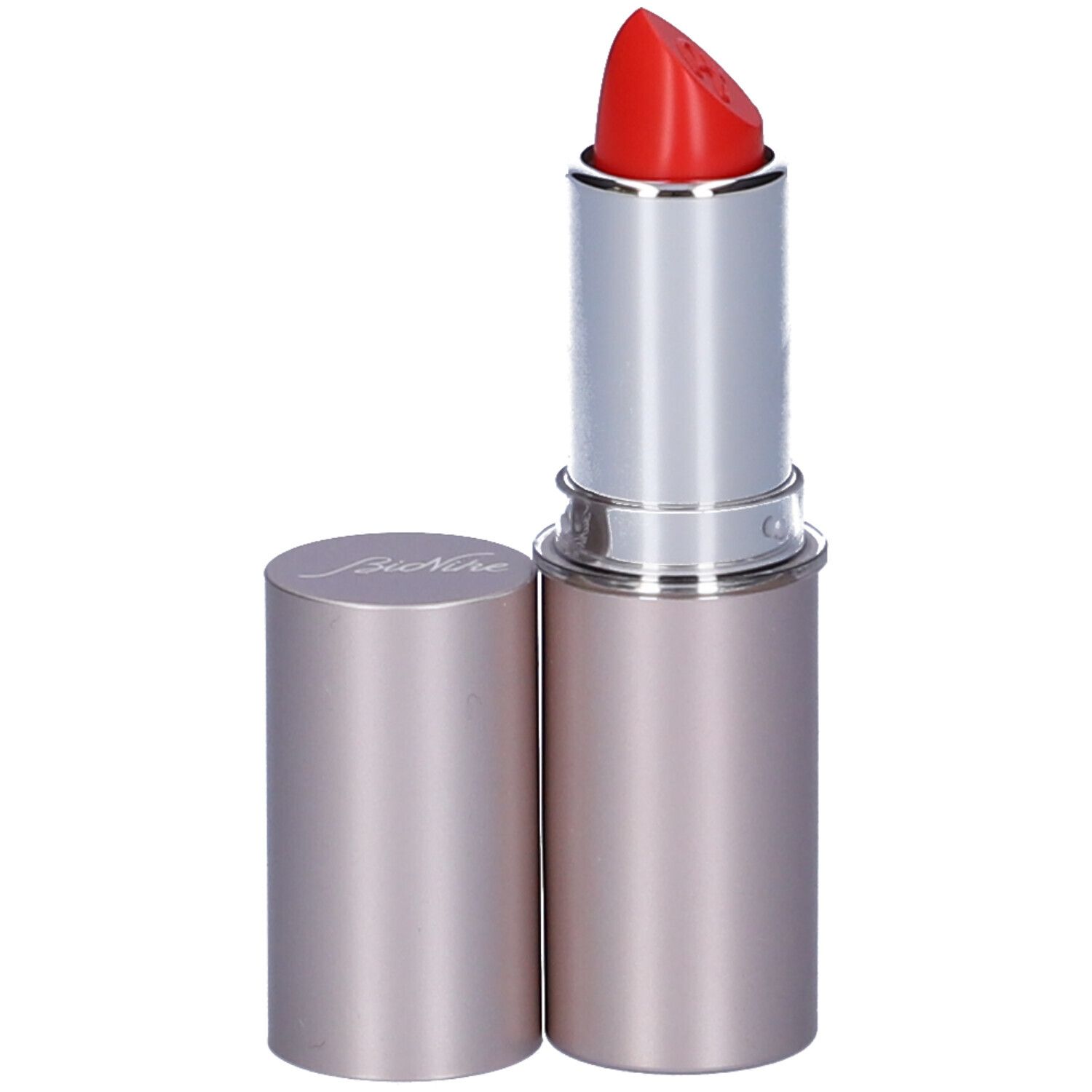 Rossetto rosso con astuccio argentato e cappuccio aperto. Sul tappo è scritto 'Bionike'.