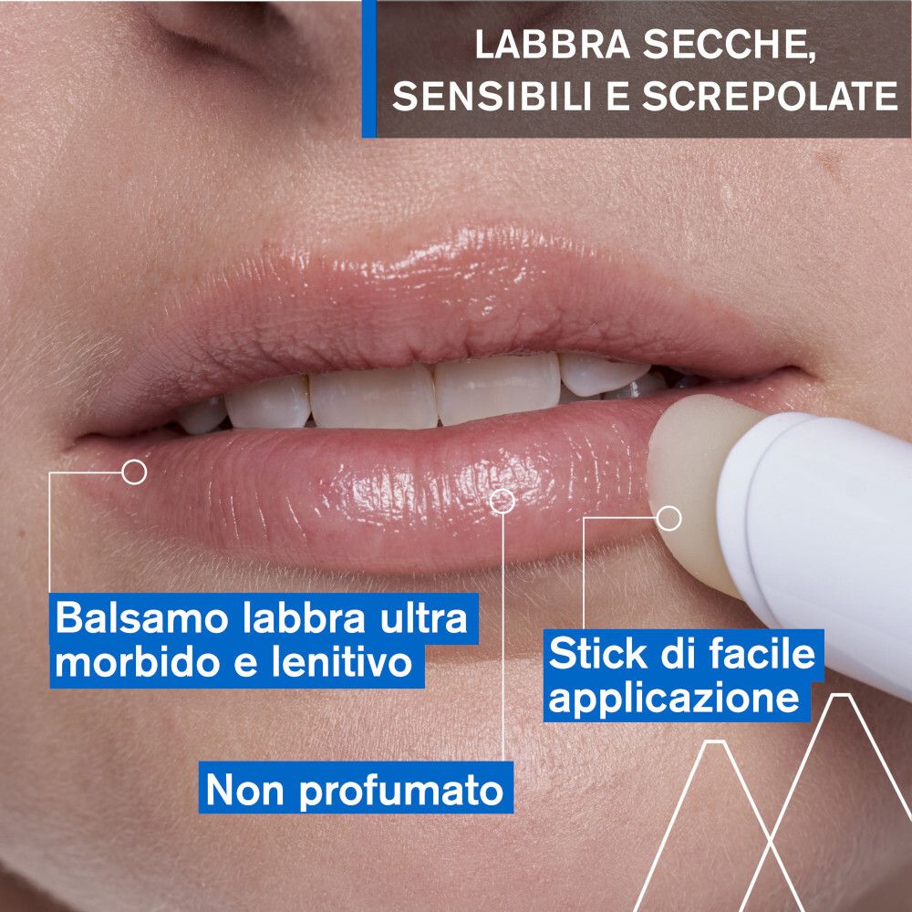 Labbra con balsamo labbra. Testo: Balsamo labbra ultra morbido e lenitivo, Stick di facile applicazione, Non profumato.