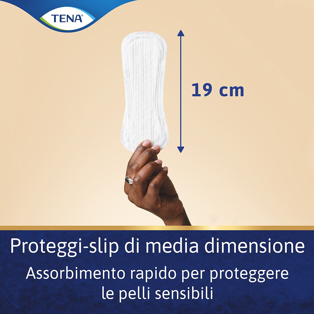 Weißes Slipeinlage, 19 cm lang, in der Hand gehalten. Aufschrift: Proteggi-slip di media dimensione. Schnelle Absorption.
