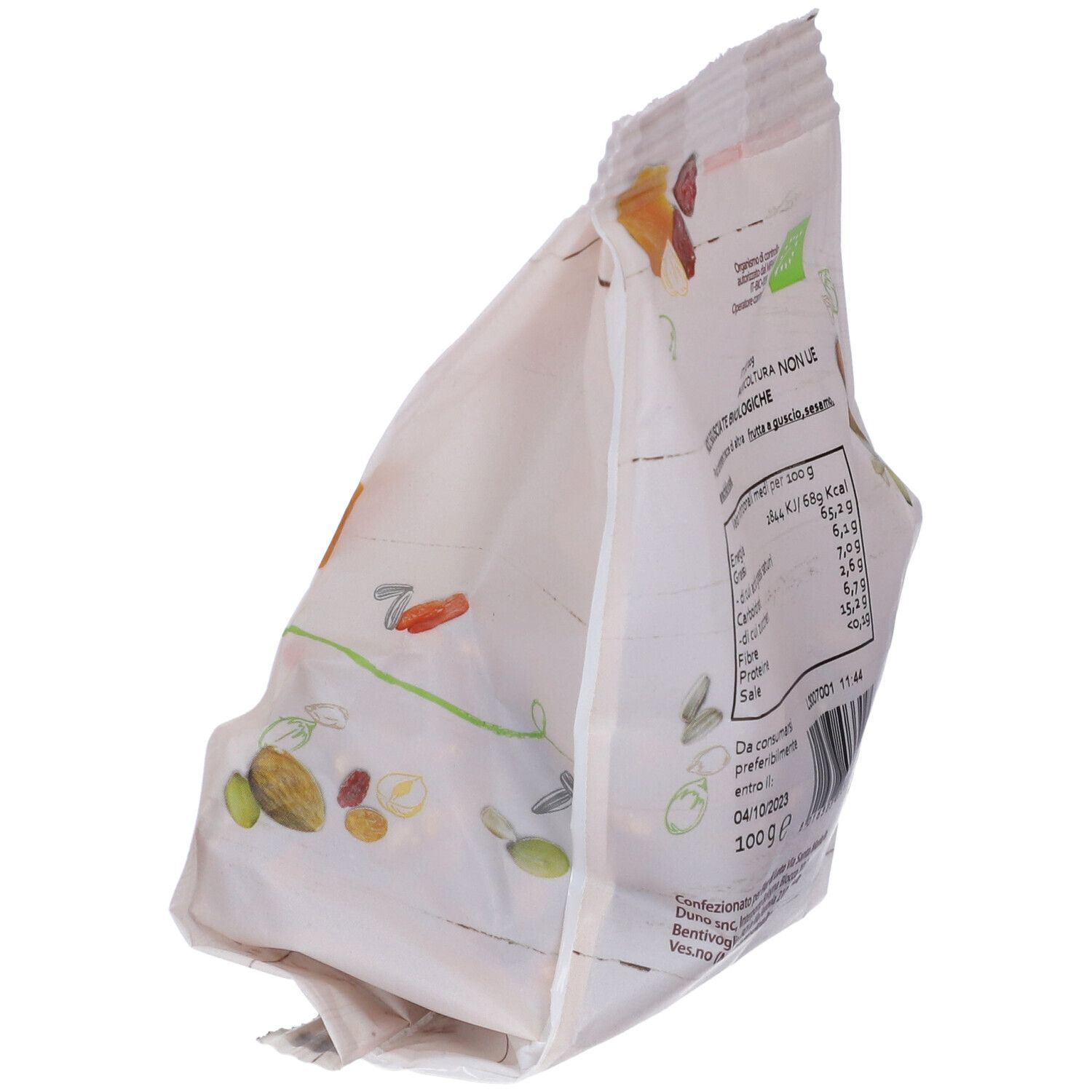 Confezione di noci. Scritta: Noci Sgusciate Bio. Informazioni nutrizionali. Certificazione bio. Imballaggio inclinato.