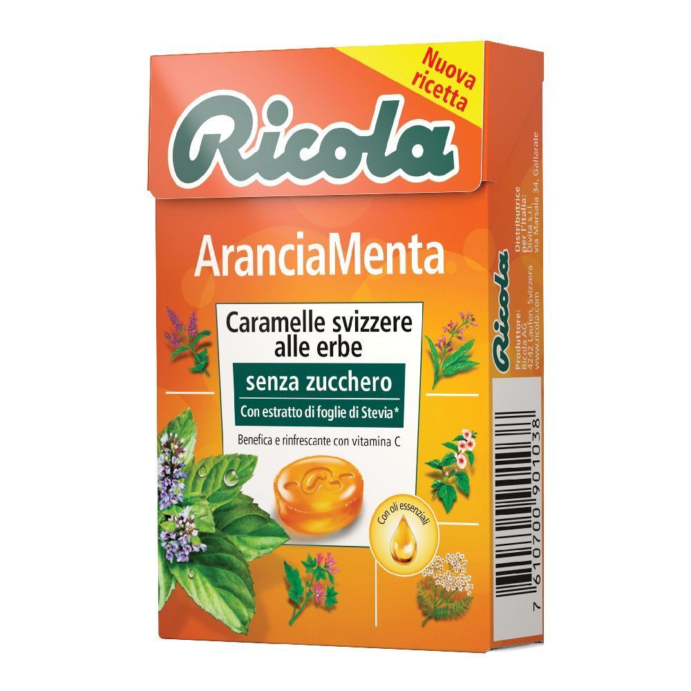 Confezione di Ricola Arancia Menta Senza Zucchero. Scatola arancione con nome del prodotto e illustrazioni di erbe. Contiene caramelle senza zucchero.