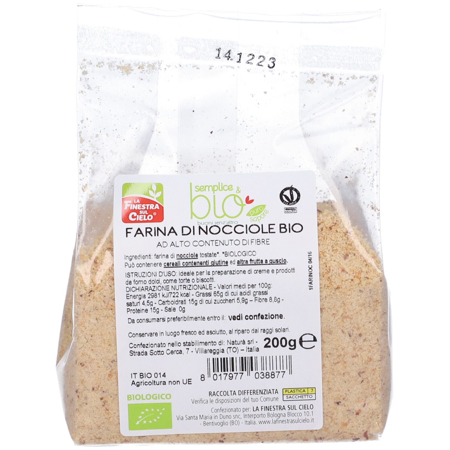 Confezione trasparente di farina di nocciole bio. Testo: Farina di Nocciole Bio, 200 g. Certificazione biologica. Contenuto visibile.