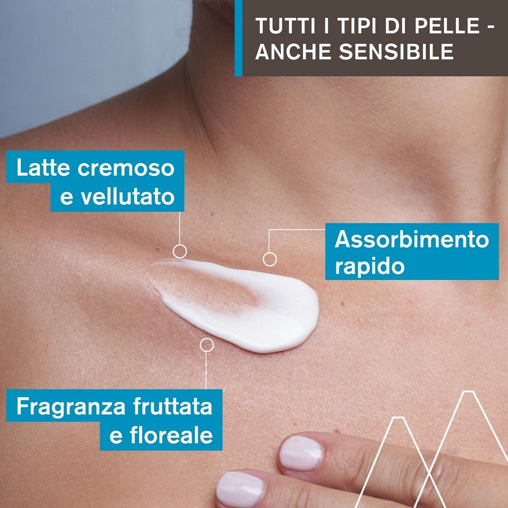 Primo piano della pelle con crema. Testo: Latte cremoso e vellutato, Fragranza fruttata e floreale, Assorbimento rapido.