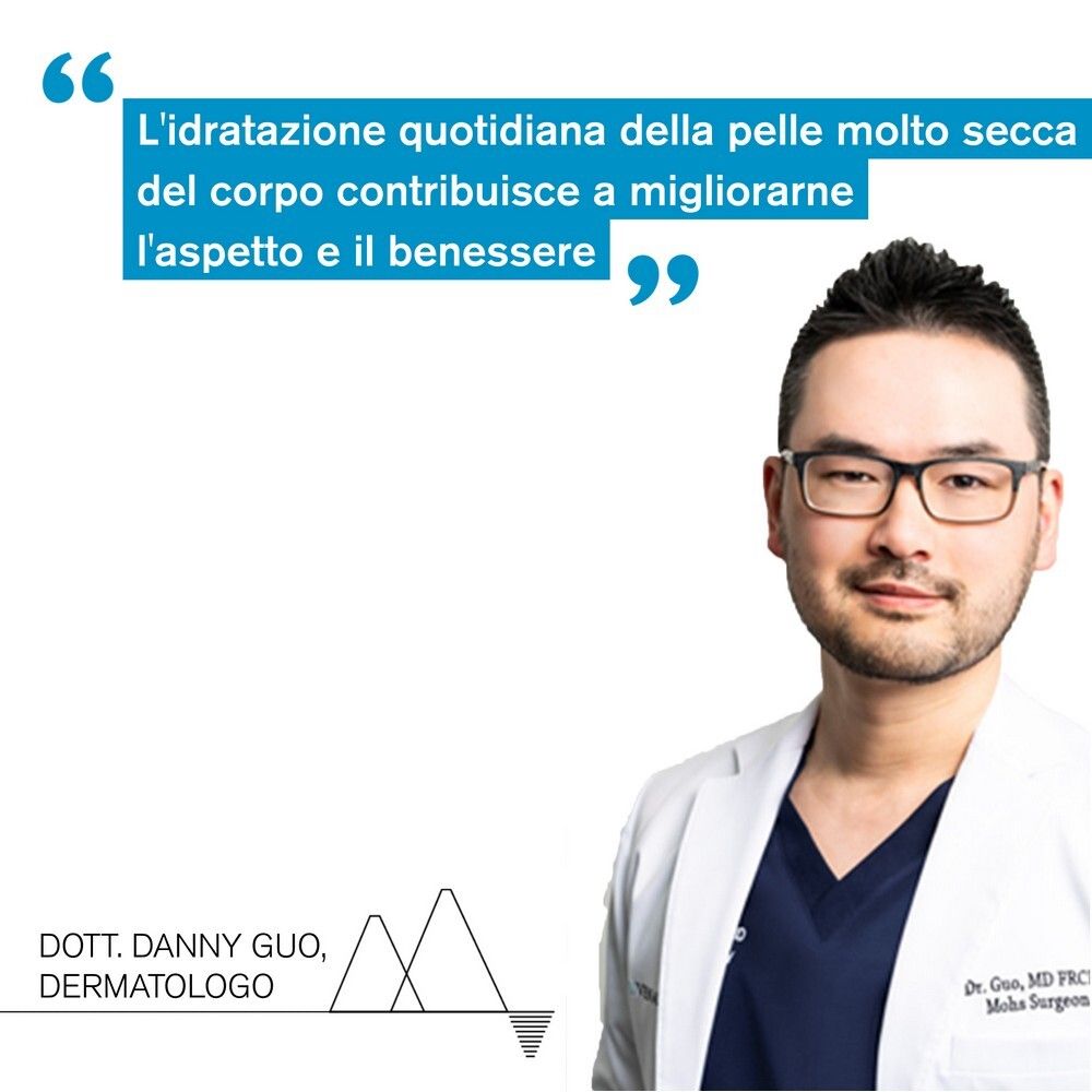 Ritratto di un uomo con gli occhiali. Citazione: L'idratazione quotidiana della pelle molto secca del corpo contribuisce a migliorarne l'aspetto.