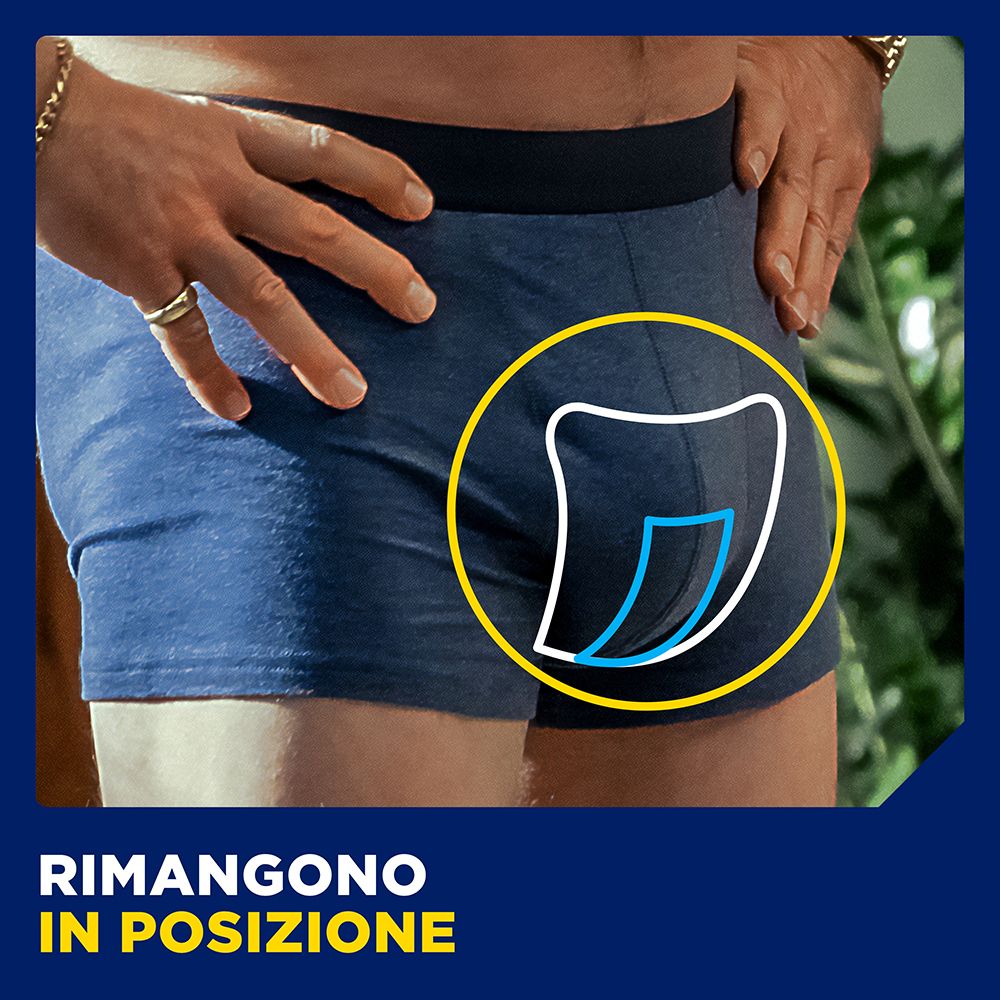 Mann in blauer Unterhose. Gelb umrandete Illustration des Inkontinenzschutzes. Text: RIMANGONO IN POSIZIONE.