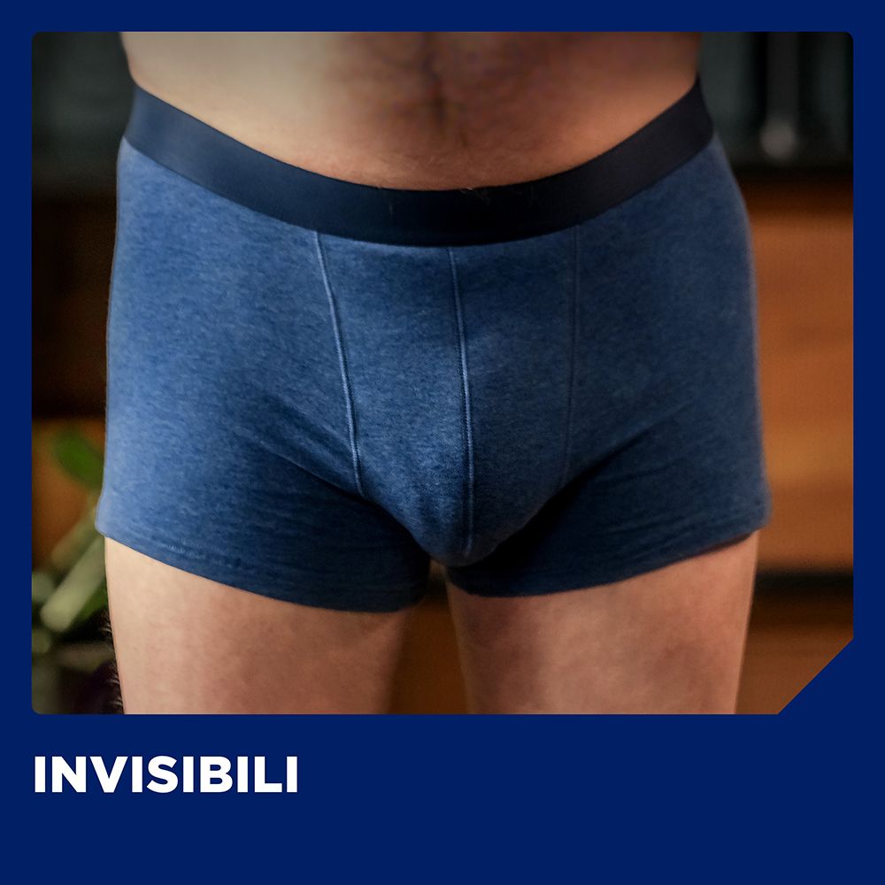 Mann in blauer Unterhose. Text: INVISIBILI.