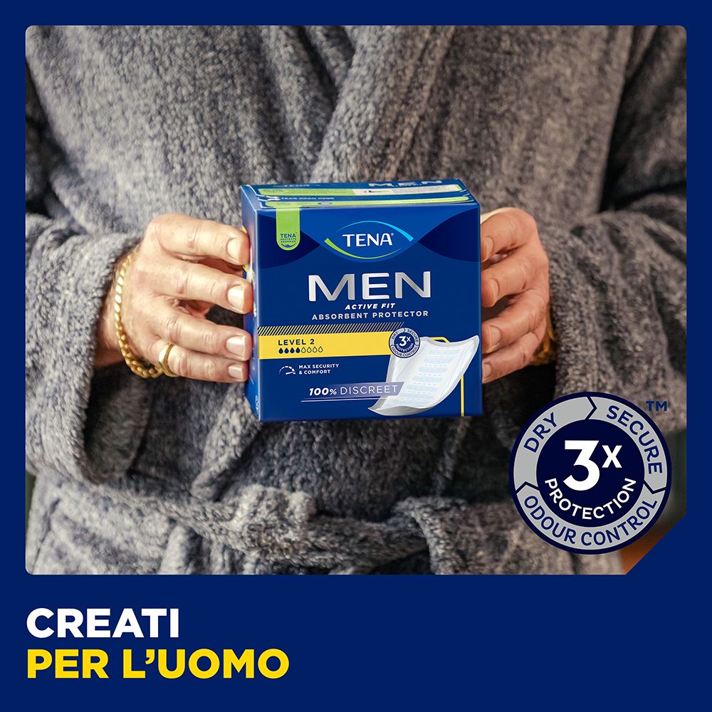 Verpackung Tena Men Active Fit, gehalten von Händen. Zeigt Level 2 und 3x Schutz. Aufschrift: CREATI PER L'UOMO.
