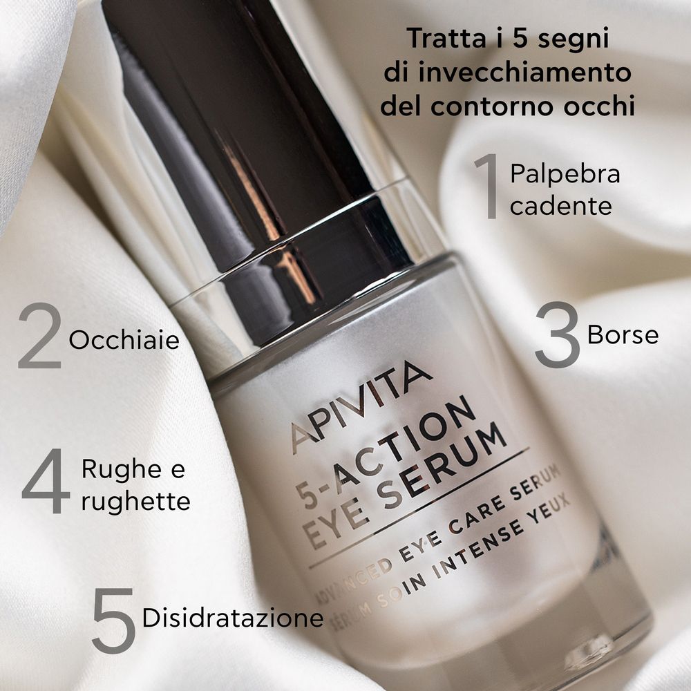 Flacone di siero con tappo argentato. Testo: APIVITA 5-Action Eye Serum. 5 segni dell'età.