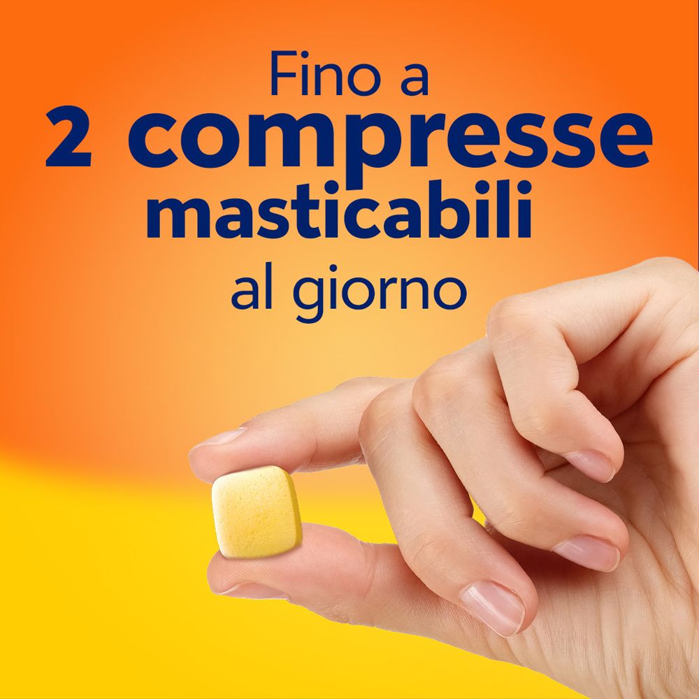 Hand hält eine gelbe Tablette. Text: Fino a 2 compresse masticabili al giorno.