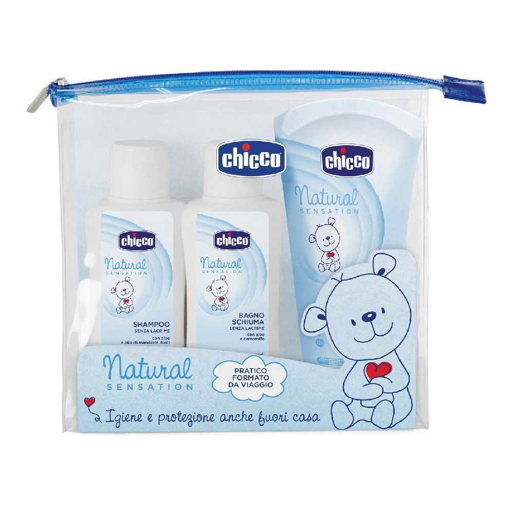 Set di prodotti per l'igiene del bambino in una trousse trasparente. Include shampoo, bagnoschiuma, crema e asciugamano. Dettagli blu.