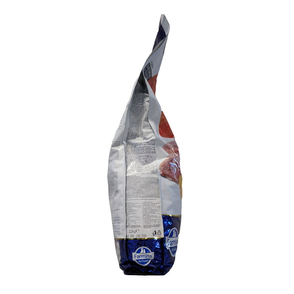 Vista laterale del sacco di cibo. Testo e logo Farmina. Imballaggio in plastica.