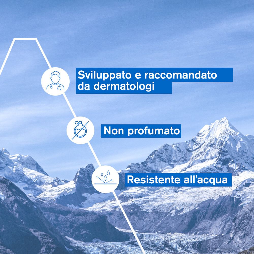 Testo: Sviluppato e raccomandato da dermatologi, Non profumato, Resistente all'acqua. Sfondo: Montagne.