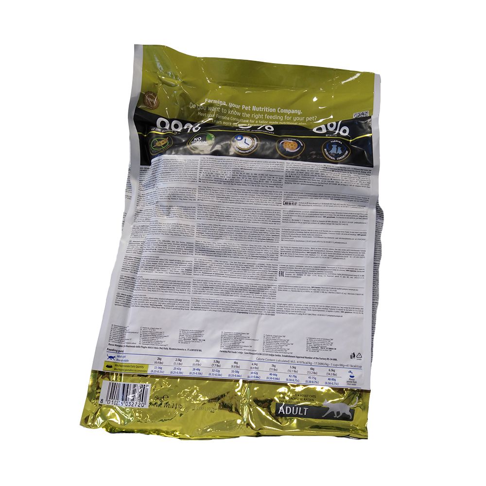 Retro di un sacchetto di cibo per gatti. Testo in più lingue. Base dorata. Scritta Adult.