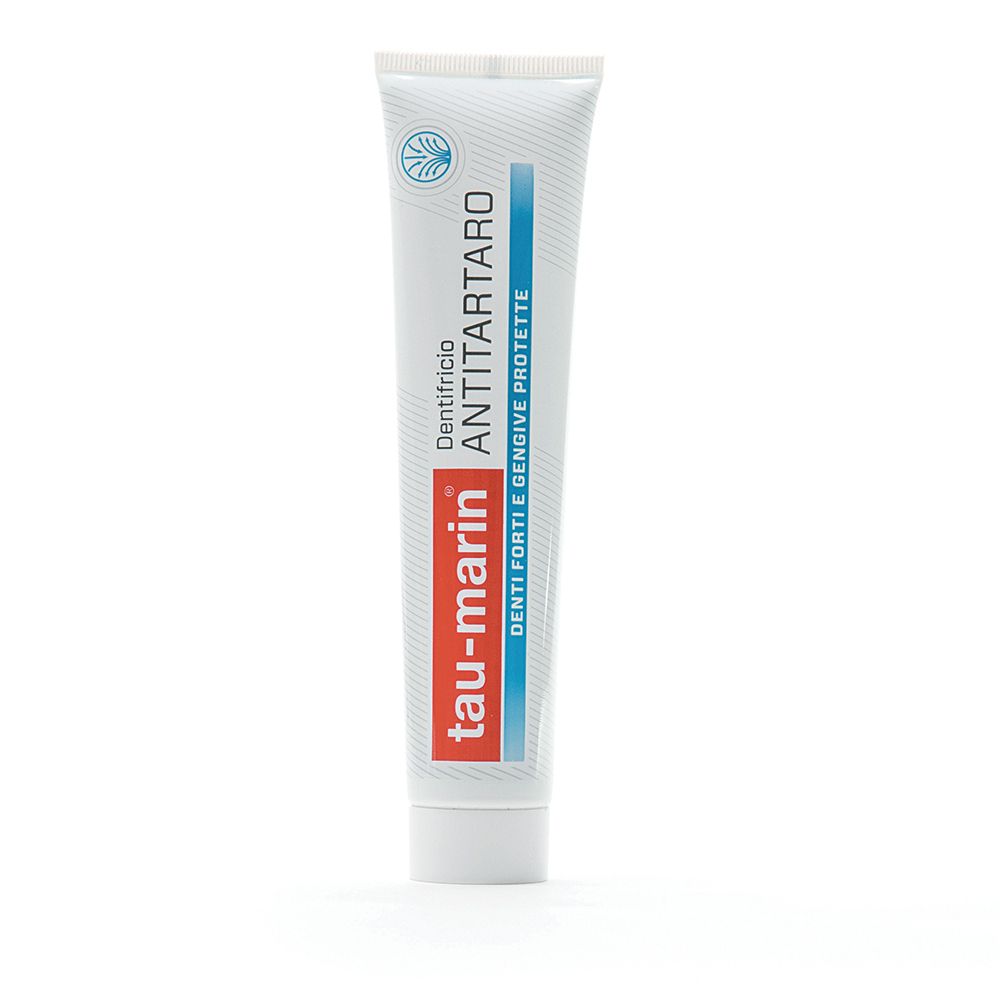 Tubo di dentifricio bianco con testo rosso e blu. Testo: tau-marin, ANTITARTARO, Denti forti e gengive protette.