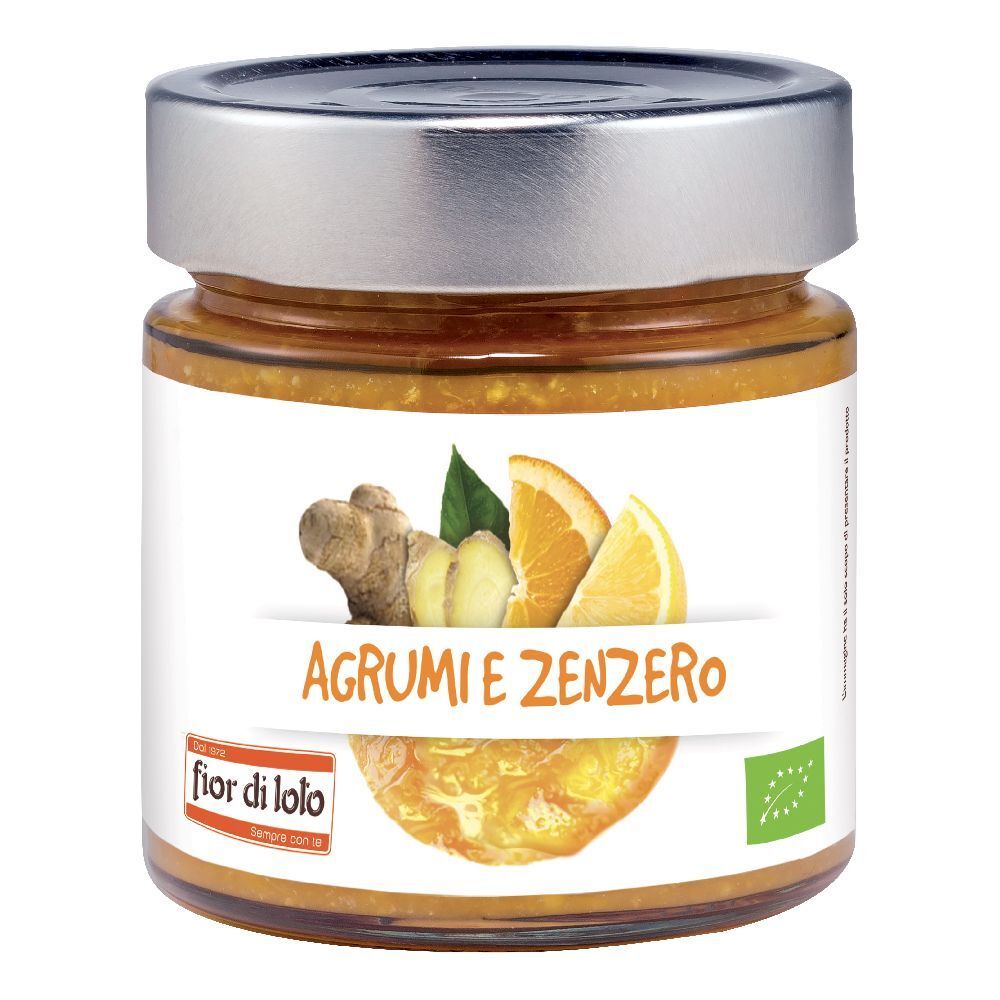 Vasetto con etichetta "Agrumi e Zenzero". Illustrazione di zenzero, arancia e limone. Sigillo bio. Marchio: fior di loto.