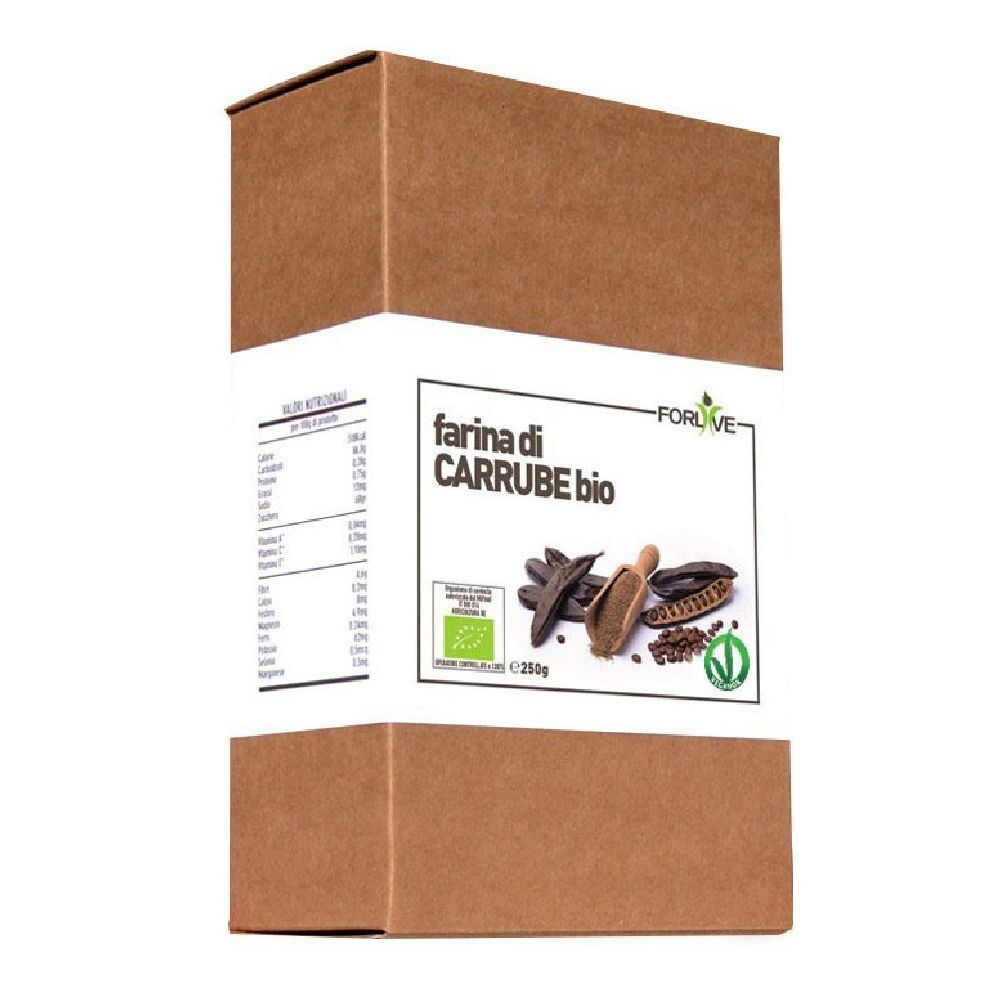 Confezione in cartone marrone con etichetta bianca. Scritta: Farina di Carrube Bio. Immagine di carrube e cucchiaio. Sigillo biologico.