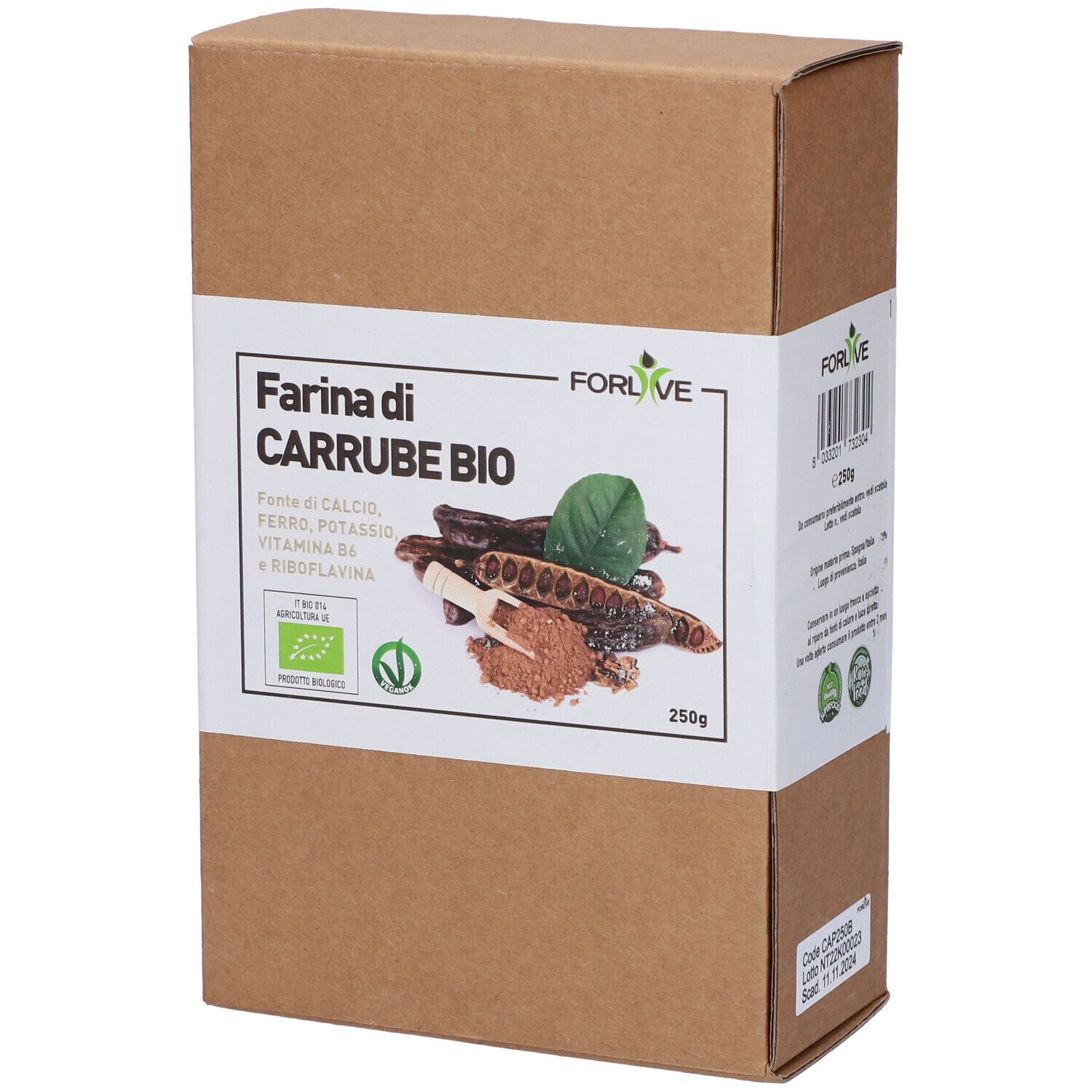 Confezione in cartone marrone con etichetta bianca. Scritta: Farina di Carrube Bio. Immagine di carrube e polvere. Sigillo biologico.