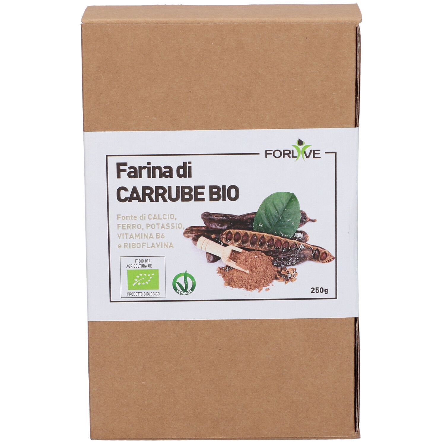Confezione in cartone marrone con etichetta bianca. Scritta: Farina di Carrube Bio. Immagine di carrube e polvere. Sigillo biologico. 250g.