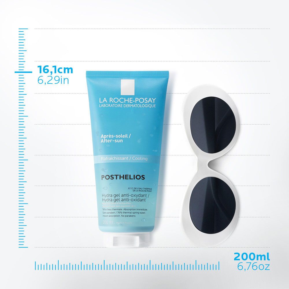 Blau-weiße Tube neben Sonnenbrille. Aufschrift: LA ROCHE-POSAY, POSTHELIOS. Après-soleil/After-Sun. Hydra Gel. 16,1cm, 200ml.