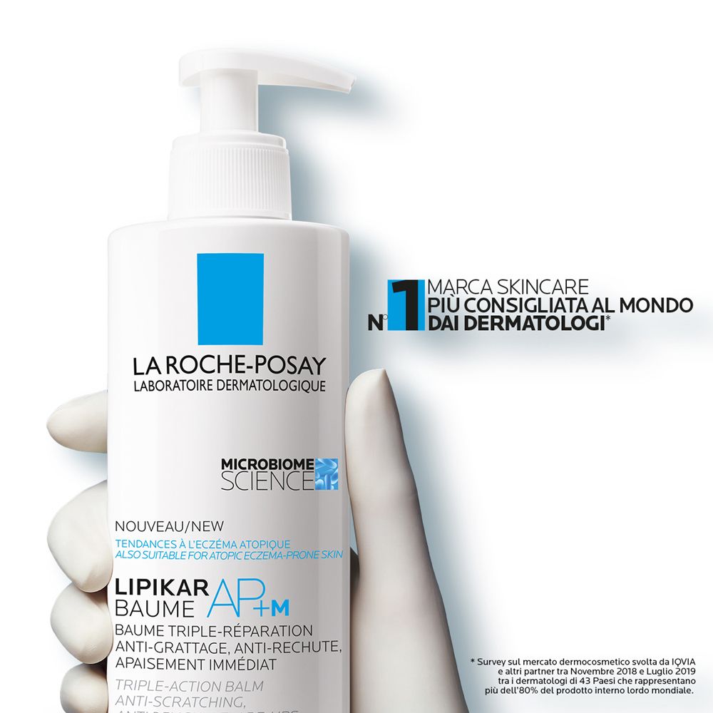 Produkt: La Roche-Posay LIPIKAR BAUME AP+M. Weißer Spender mit blauem Pumpkopf. Text in italienischer Sprache.