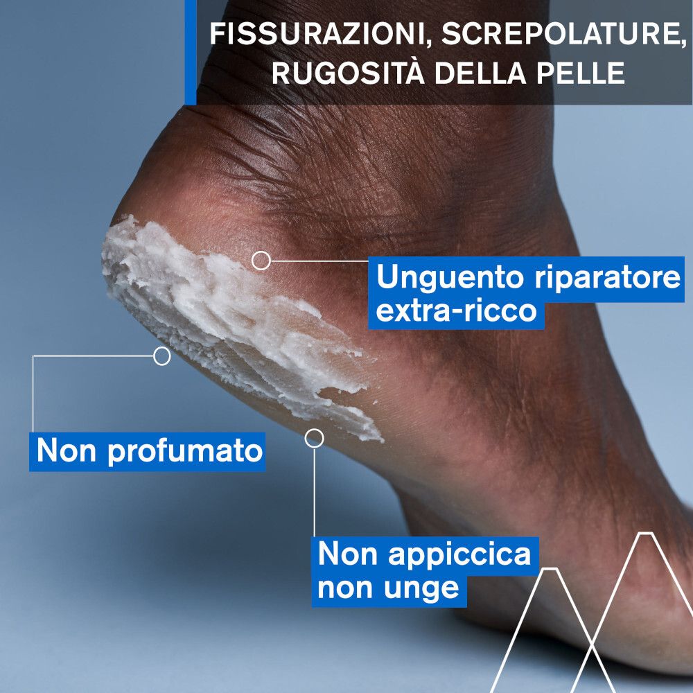 Piede con crema applicata. Testo: Unguento riparatore extra-ricco. Non profumato. Non appiccica non unge.