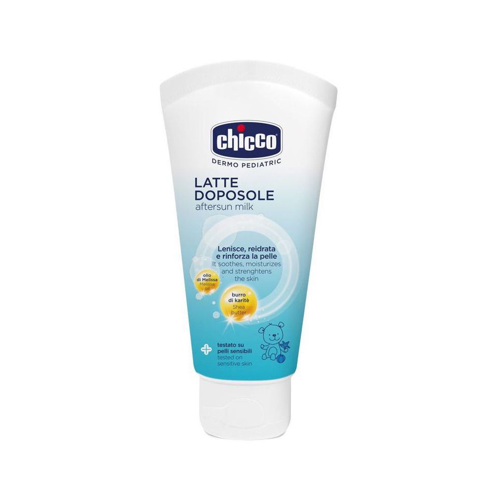Tubo bianco con etichetta blu. Scritta: Chicco Dermo Pediatric Latte Doposole. Contiene burro di karité. Testato su pelli sensibili.