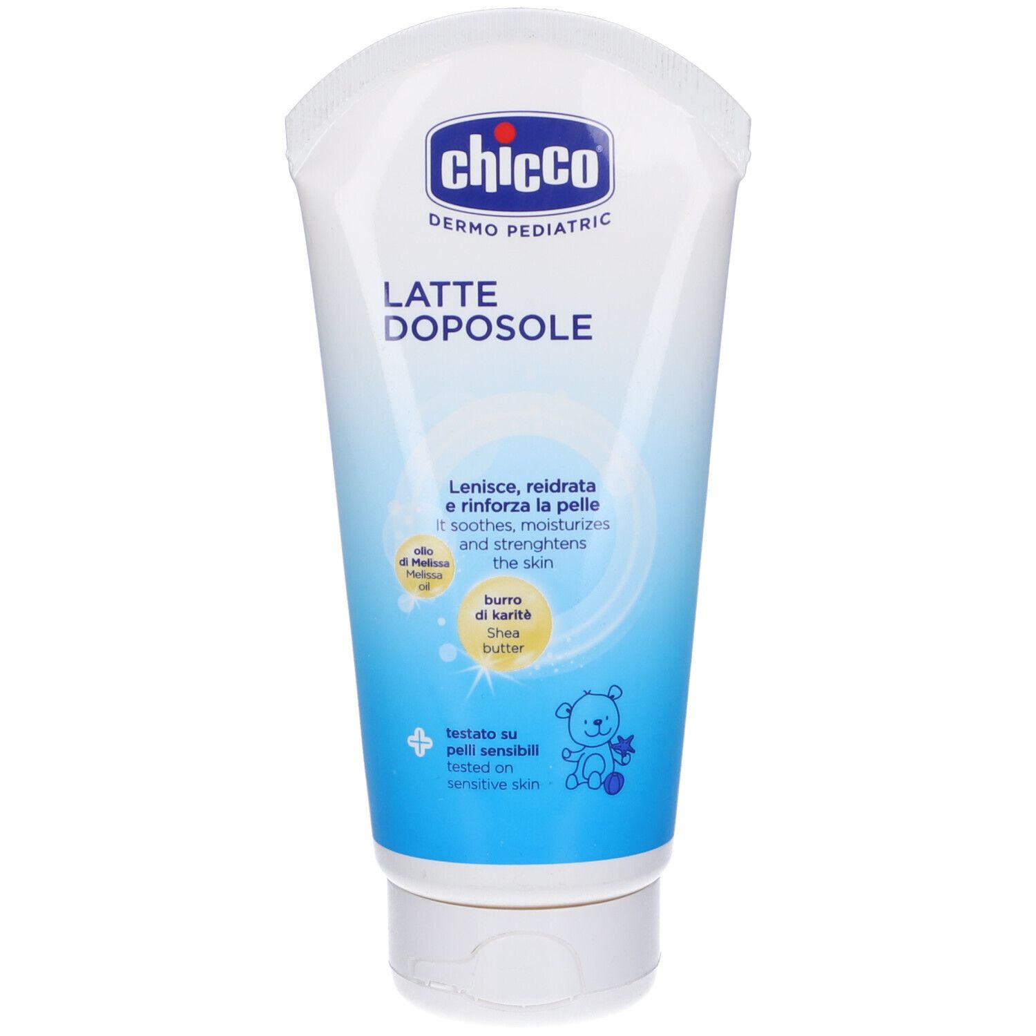 Tubo bianco con etichetta blu. Scritta: Chicco Dermo Pediatric Latte Doposole. Contiene burro di karité. Testato su pelli sensibili.