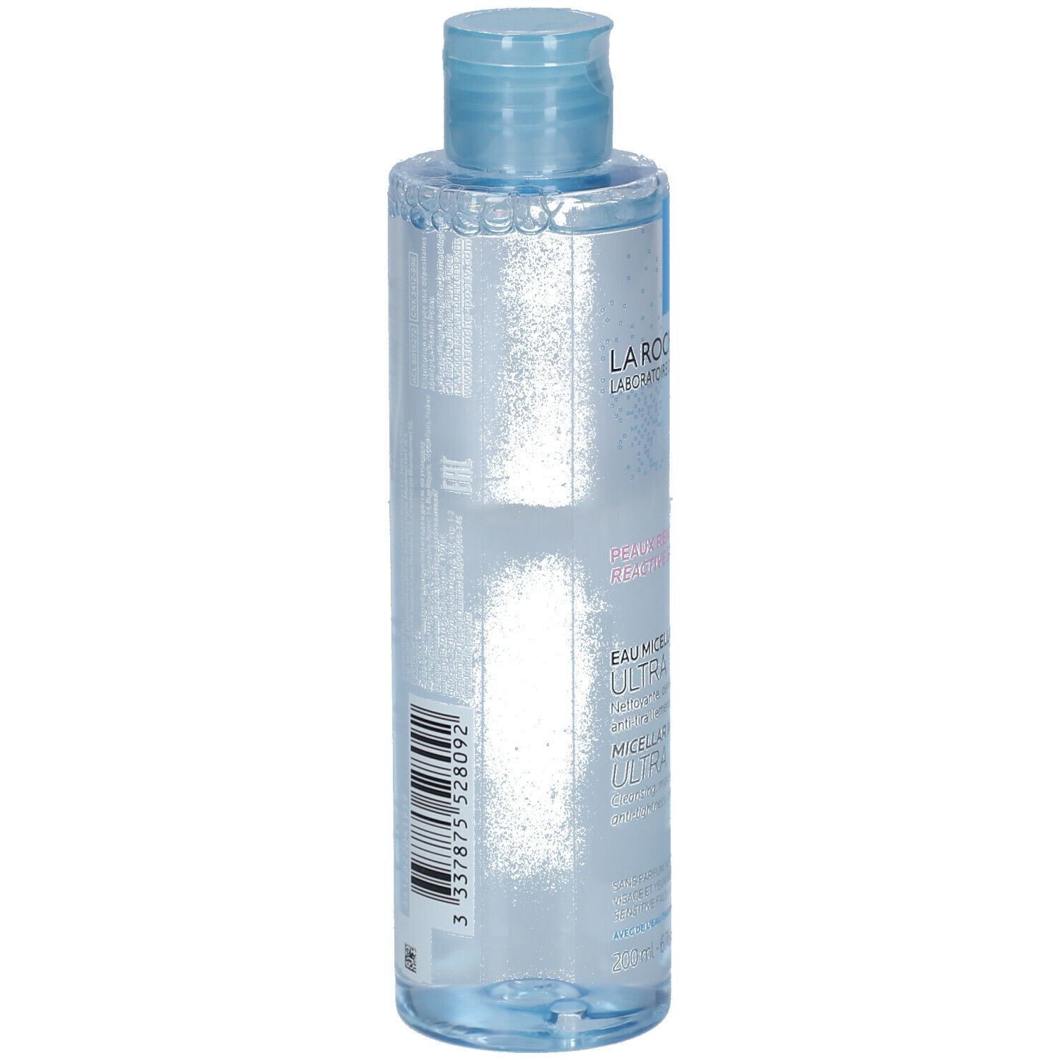 Retro di una bottiglia di acqua micellare. Sulla bottiglia sono stampate informazioni e un codice a barre.