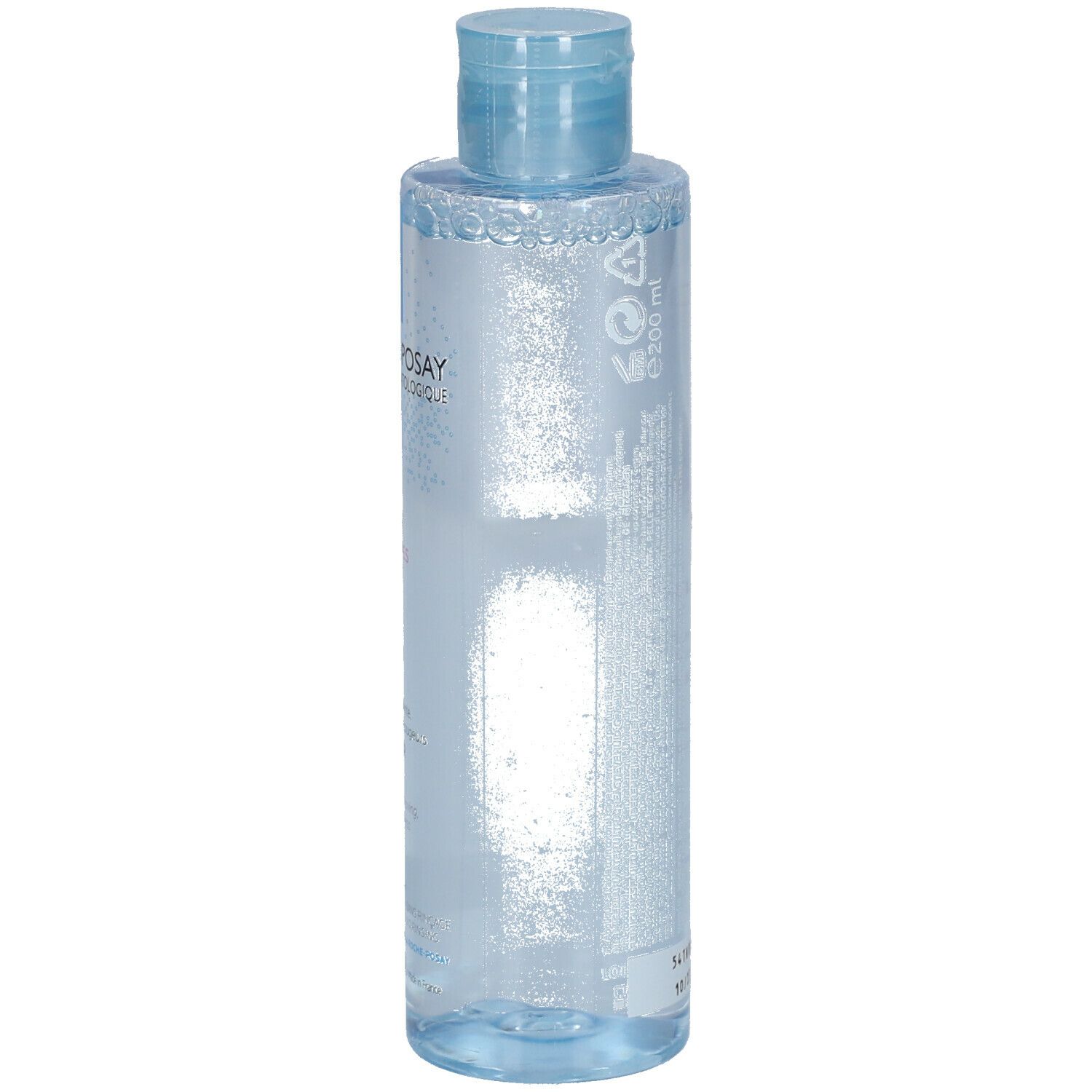 Retro di una bottiglia di acqua micellare. Sulla bottiglia sono stampate informazioni e simboli di riciclaggio.
