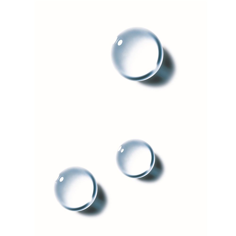 Tre gocce d'acqua trasparenti su sfondo bianco. Le gocce hanno una forma rotonda e proiettano ombre.