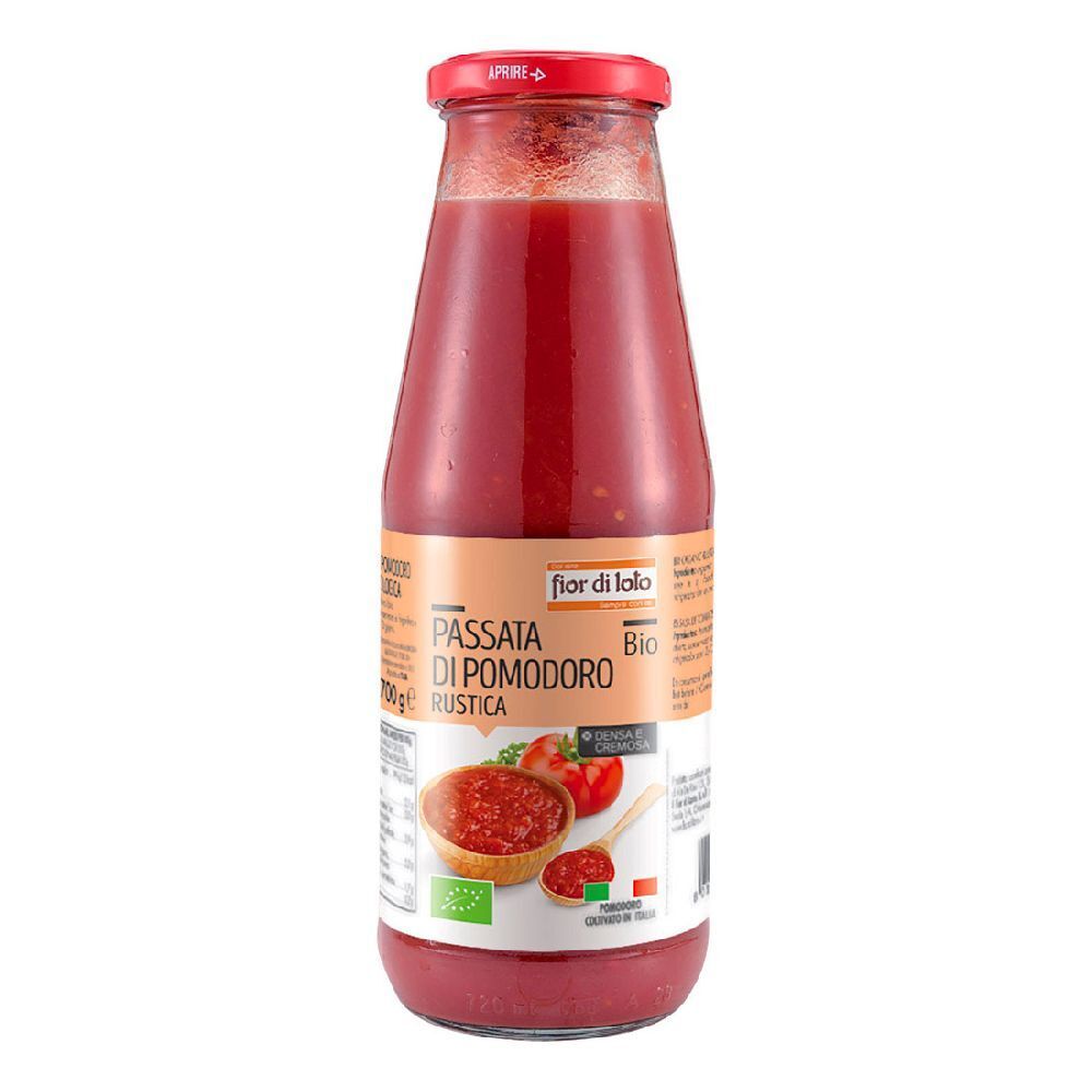 Bottiglia di vetro di passata rossa. Etichetta con nome del prodotto e marchio bio. Tappo rosso. Scritta: Passata di Pomodoro Rustica.