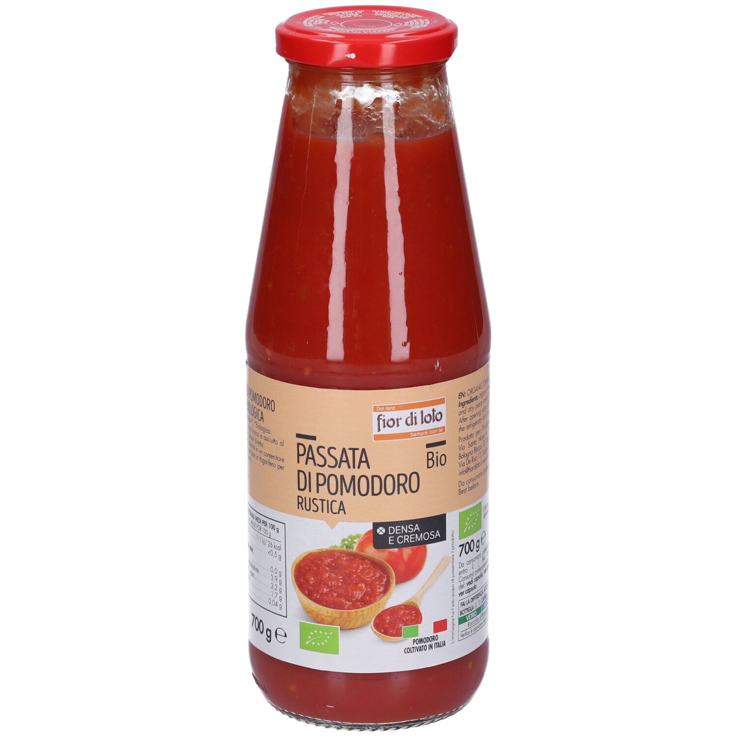 Bottiglia di vetro di passata rossa. Etichetta con nome, marchio bio e 700g. Tappo rosso. Scritta: Passata di Pomodoro Rustica.