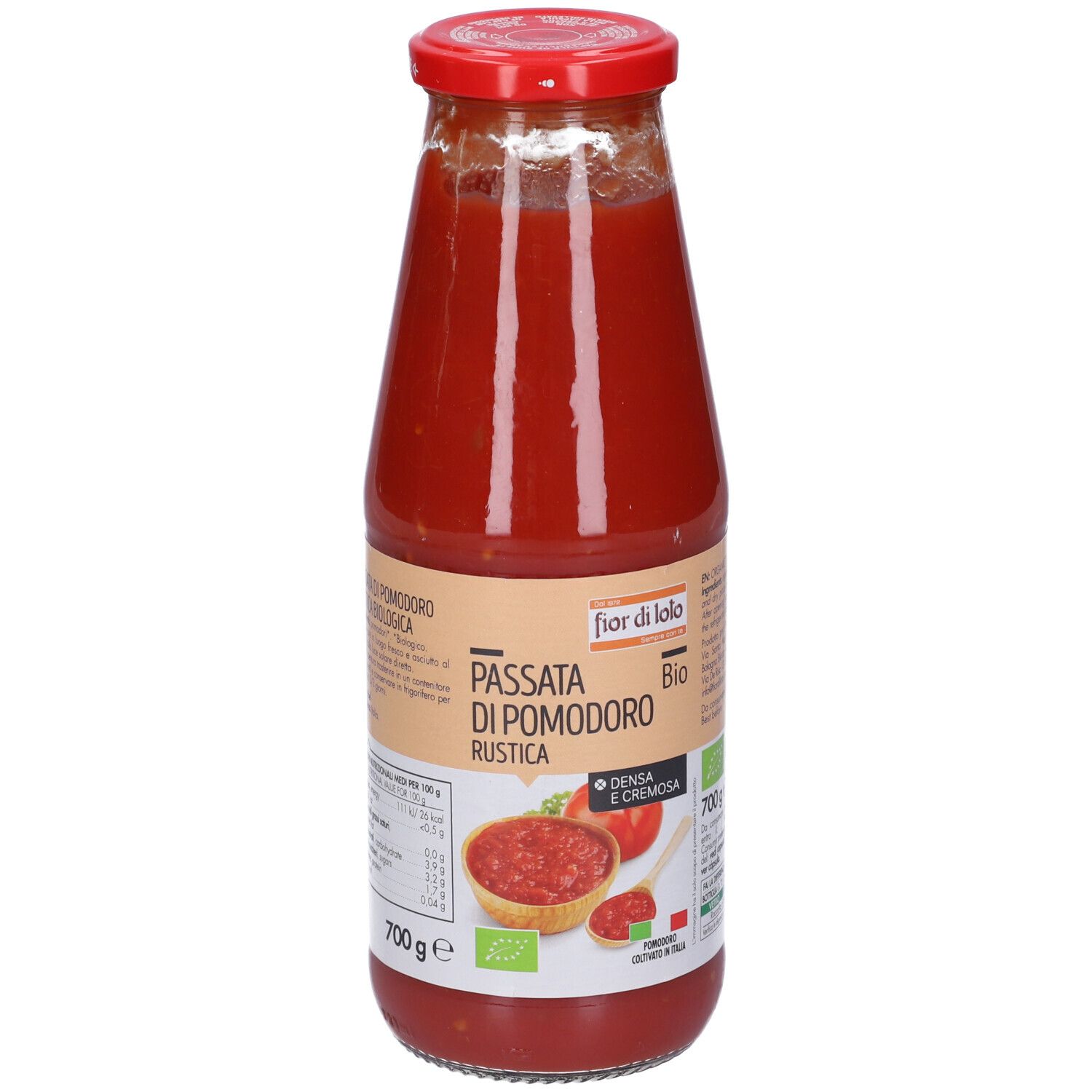 Bottiglia di vetro di passata rossa. Etichetta con nome, marchio bio e 700g. Tappo rosso. Scritta: Passata di Pomodoro Rustica.