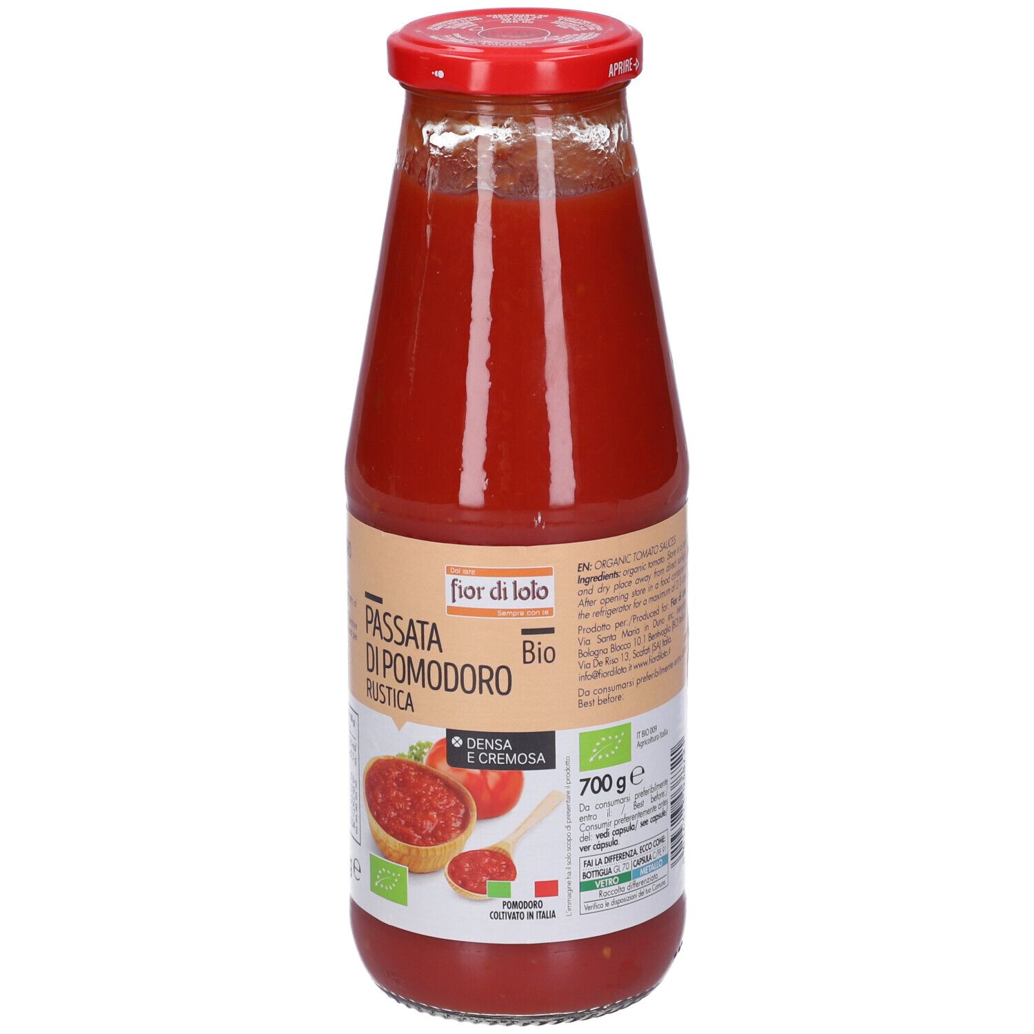 Bottiglia di vetro di passata rossa. Etichetta con nome, marchio bio, 700g e 'Densa e Cremosa'. Tappo rosso. Scritta: Passata di Pomodoro Rustica.