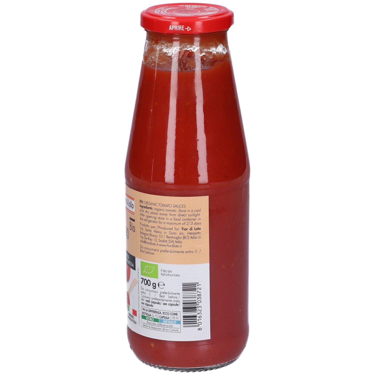 Bottiglia di vetro di passata rossa. Retro con testo, marchio bio e 700g. Tappo rosso. Scritta: Passata di Pomodoro Rustica.