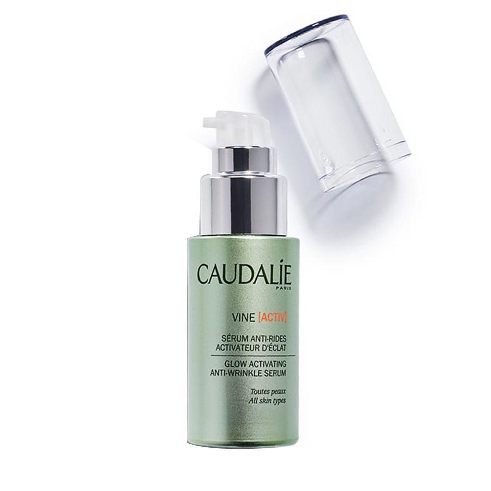 Flacone di siero verde con pompa e tappo. Scritta CAUDALIE VINE [ACTIV]. Siero antirughe.
