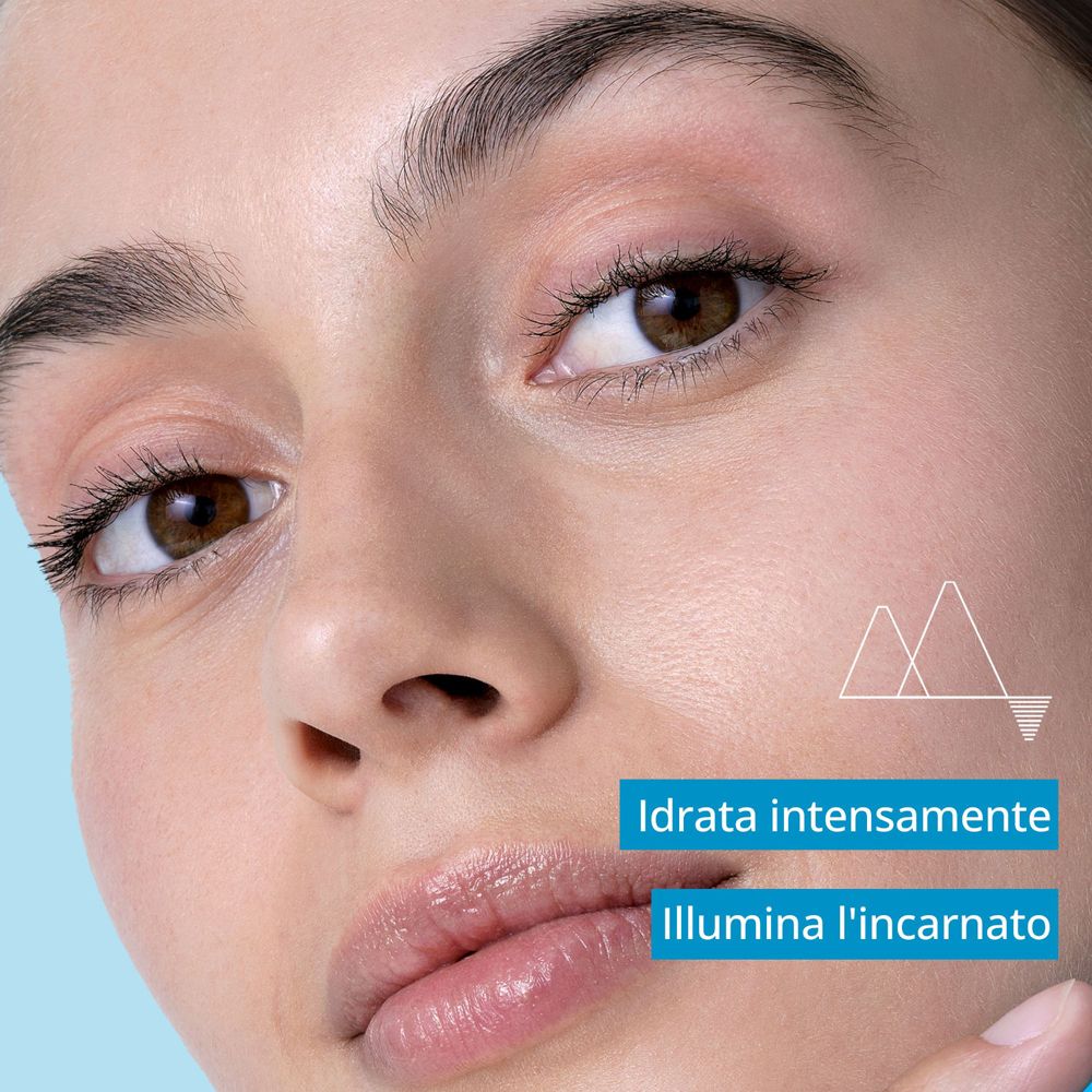 Primo piano di un viso. Testo: Idrata intensamente, illumina l'incarnato.