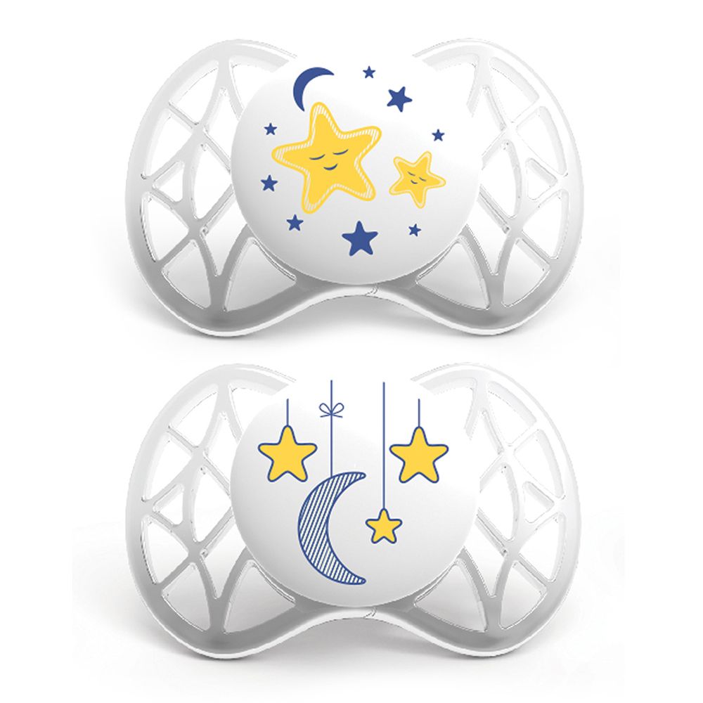 Due ciucci con motivi a stelle e luna. Supporto bianco trasparente. Tettarelle rotonde e piatte. Ortodontico.