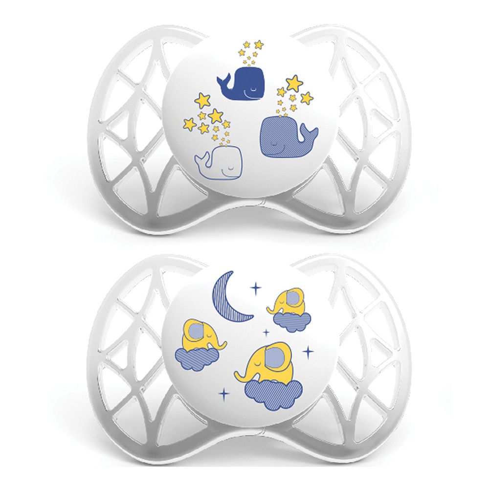 Due succhietti simmetrici con tettarella trasparente e disegni di balene e stelle, elefanti e luna.