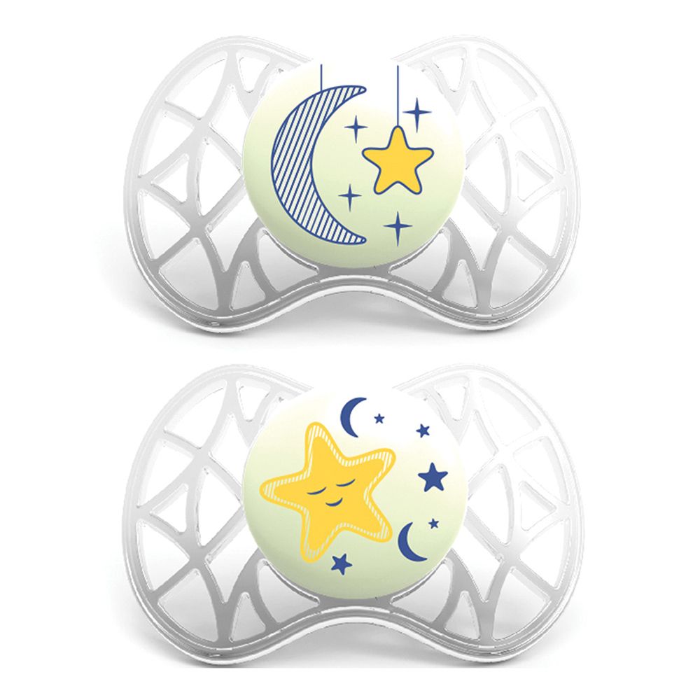 Due succhietti con motivi a stella e luna. Le tettarelle sono trasparenti, i motivi gialli e blu.