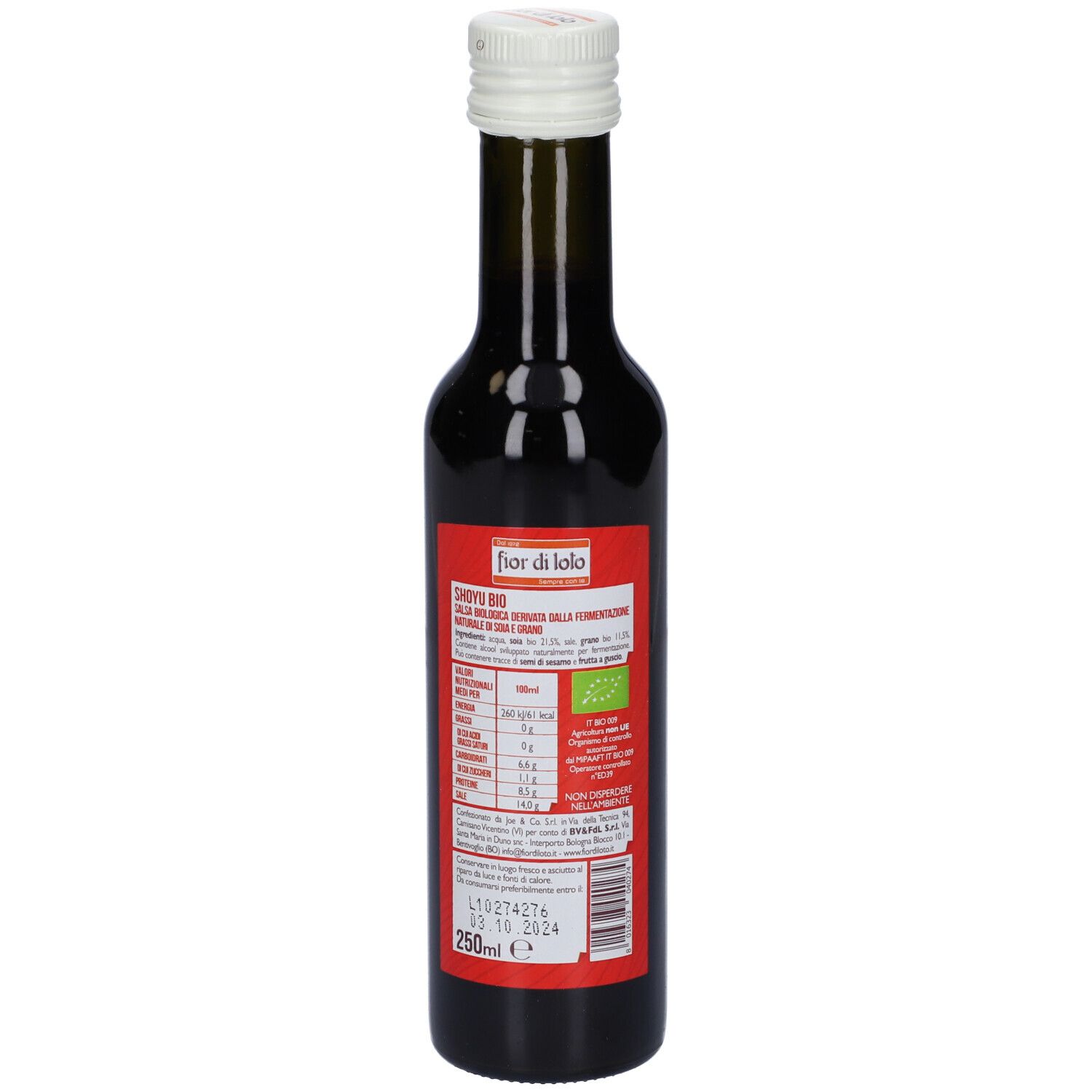 Piccola bottiglia di vetro con tappo bianco. Etichetta rossa con testo e valori nutrizionali. Liquido scuro.